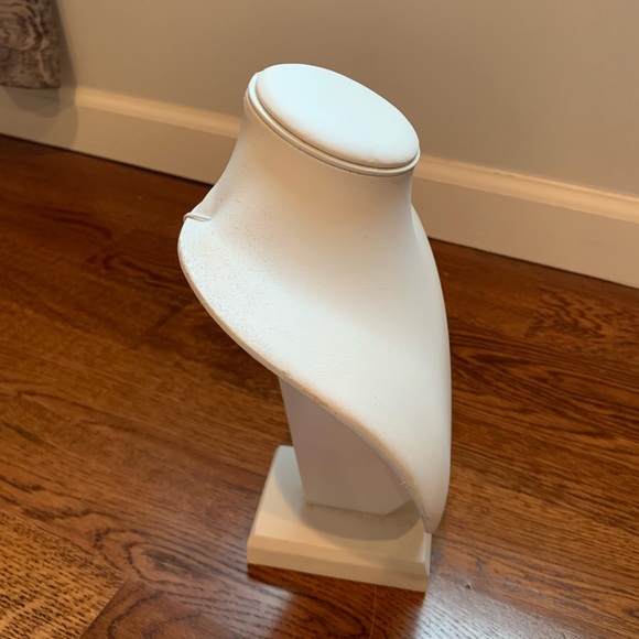 Accessory bust - Picture 2 of 4